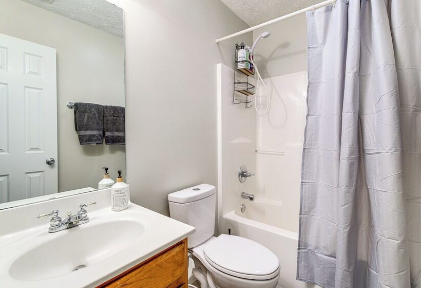 Knoxville Home W/ Sunroom ~ 9 Mi To Downtown!