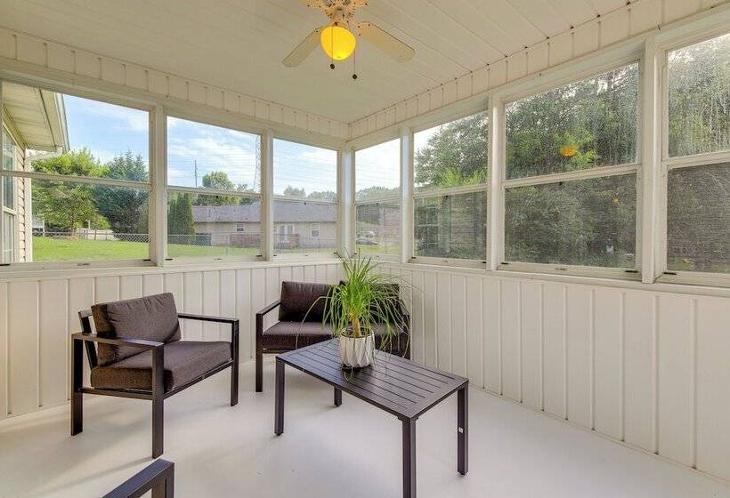 Knoxville Home W/ Sunroom ~ 9 Mi To Downtown!