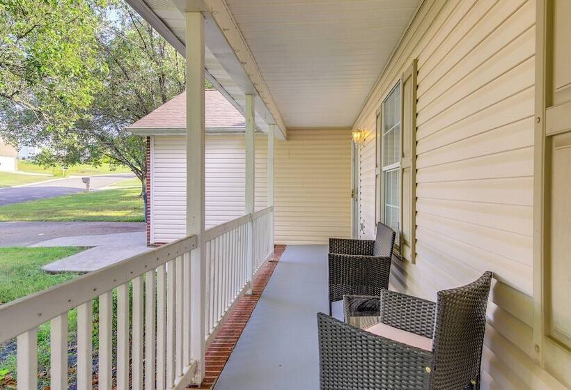 Knoxville Home W/ Sunroom ~ 9 Mi To Downtown!