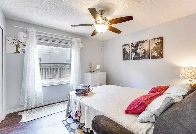 Screened Lanai + Fenced Yard: Luxe Orlando Home