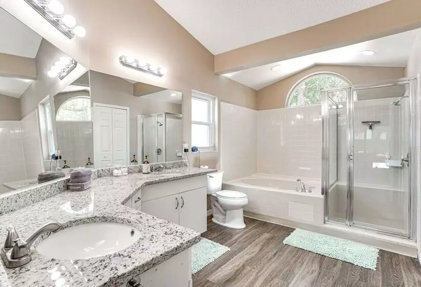 Screened Lanai + Fenced Yard: Luxe Orlando Home