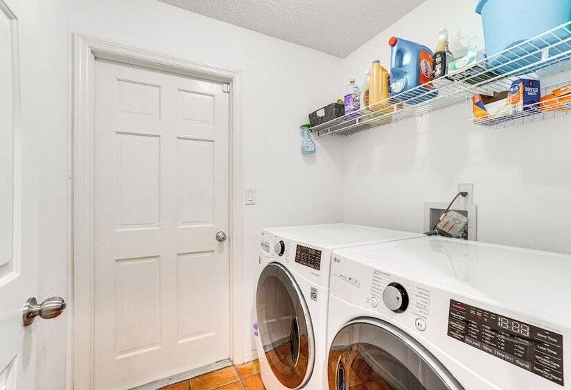 Screened Lanai + Fenced Yard: Luxe Orlando Home