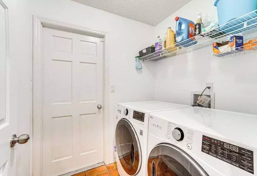 Screened Lanai + Fenced Yard: Luxe Orlando Home