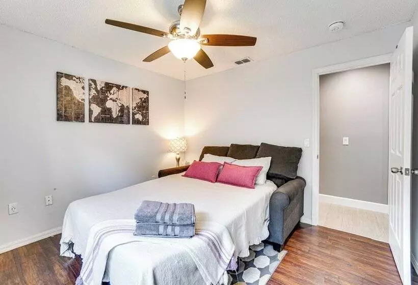 Screened Lanai + Fenced Yard: Luxe Orlando Home