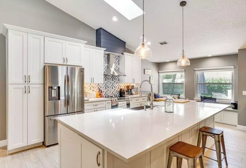 Screened Lanai + Fenced Yard: Luxe Orlando Home