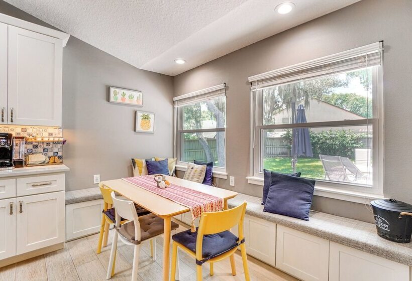 Screened Lanai + Fenced Yard: Luxe Orlando Home