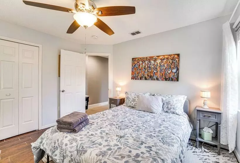 Screened Lanai + Fenced Yard: Luxe Orlando Home