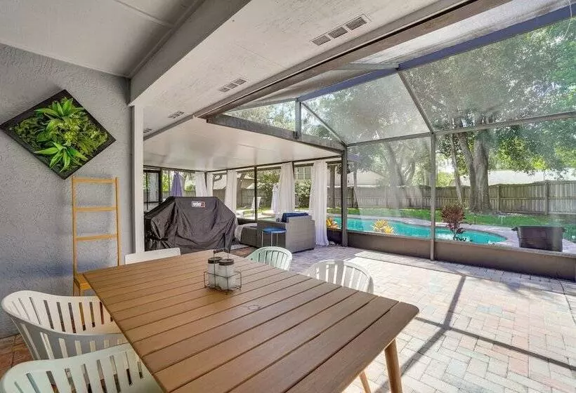 Screened Lanai + Fenced Yard: Luxe Orlando Home