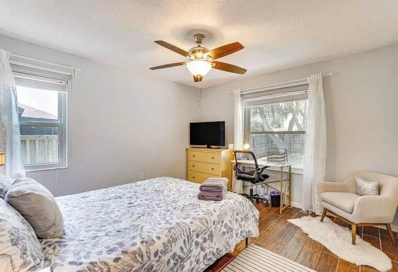 Screened Lanai + Fenced Yard: Luxe Orlando Home