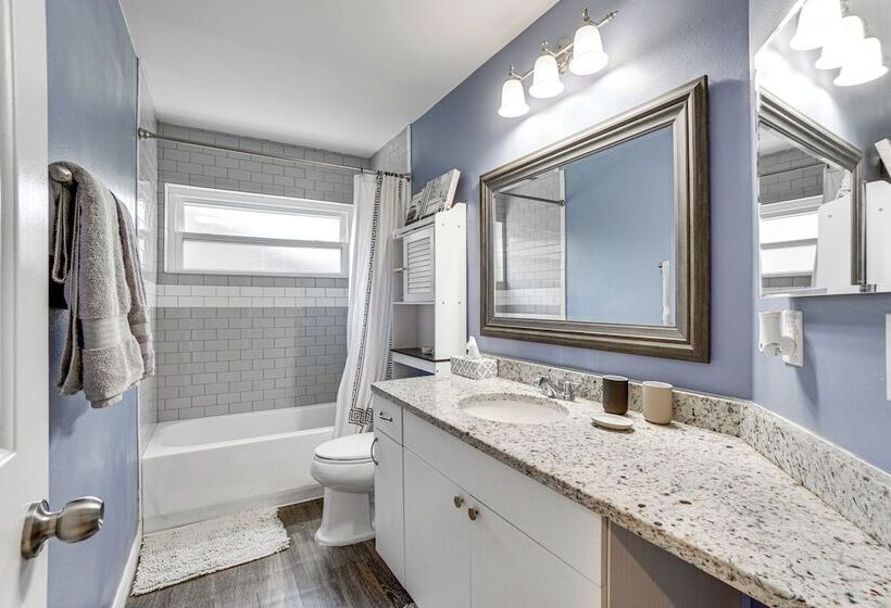 Screened Lanai + Fenced Yard: Luxe Orlando Home