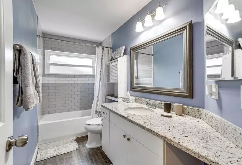 Screened Lanai + Fenced Yard: Luxe Orlando Home