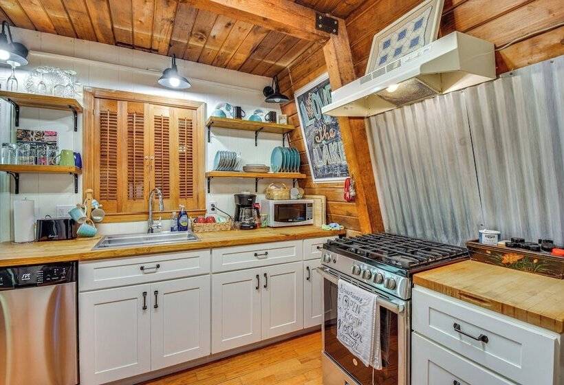 Pet Friendly Lavonia Cabin, Walk To Lake Hartwell!