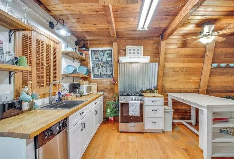 Pet Friendly Lavonia Cabin, Walk To Lake Hartwell!