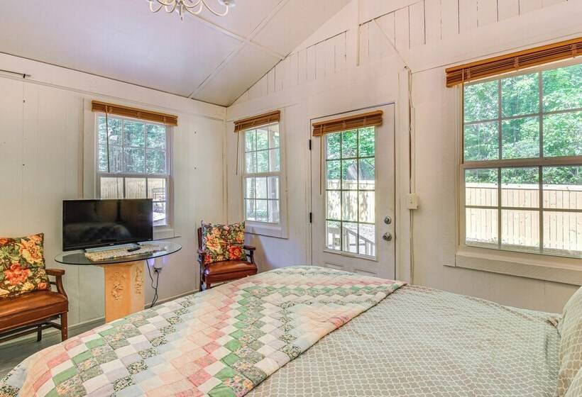 Pet Friendly Lavonia Cabin, Walk To Lake Hartwell!