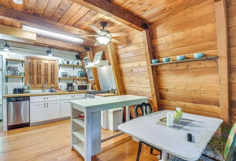 Pet Friendly Lavonia Cabin, Walk To Lake Hartwell!