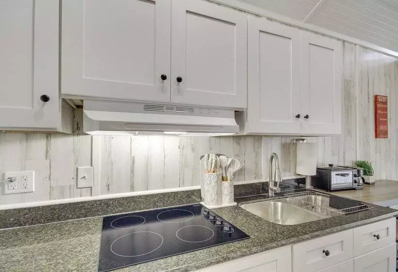 Pet Friendly Picayune Tiny Home Near Space Center!