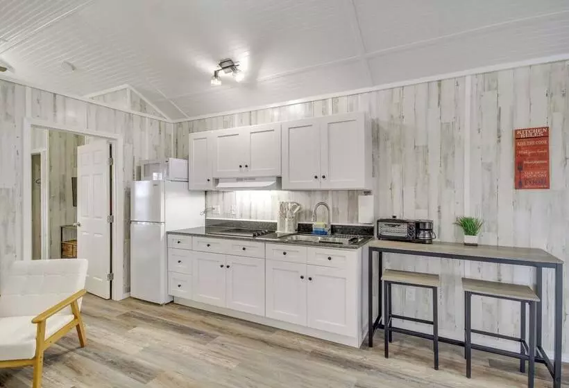 Pet Friendly Picayune Tiny Home Near Space Center!