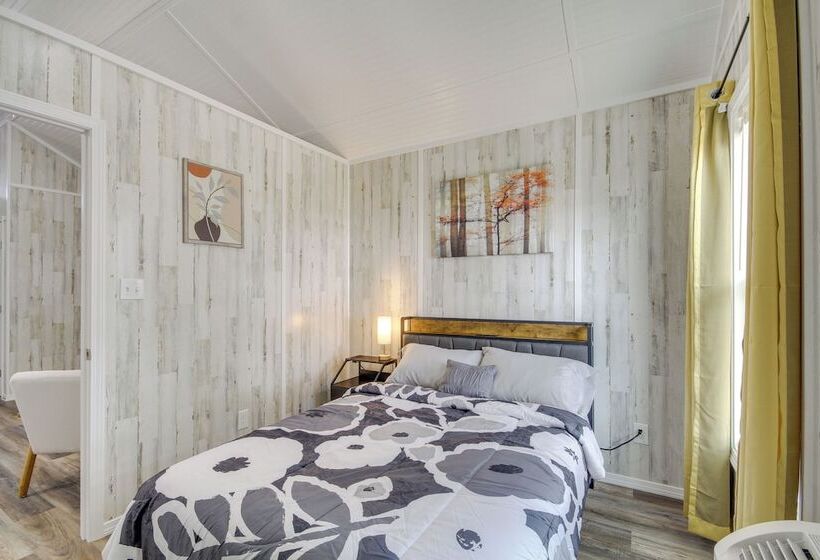 Pet Friendly Picayune Tiny Home Near Space Center!