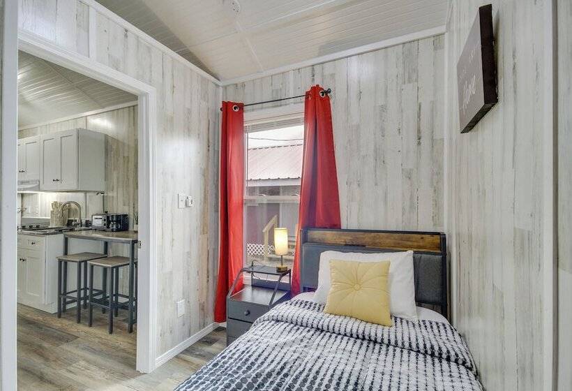 Pet Friendly Picayune Tiny Home Near Space Center!