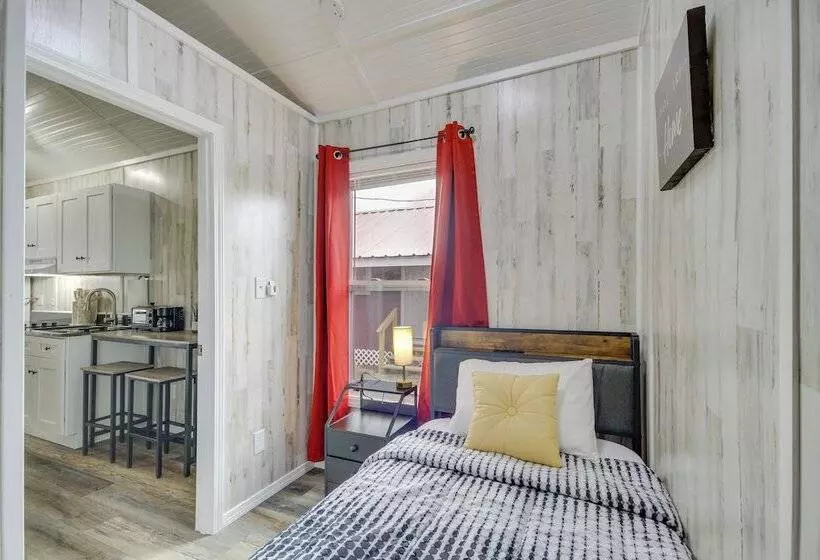 Pet Friendly Picayune Tiny Home Near Space Center!