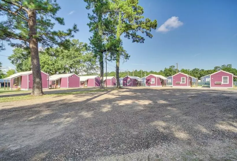 Pet Friendly Picayune Tiny Home Near Space Center!