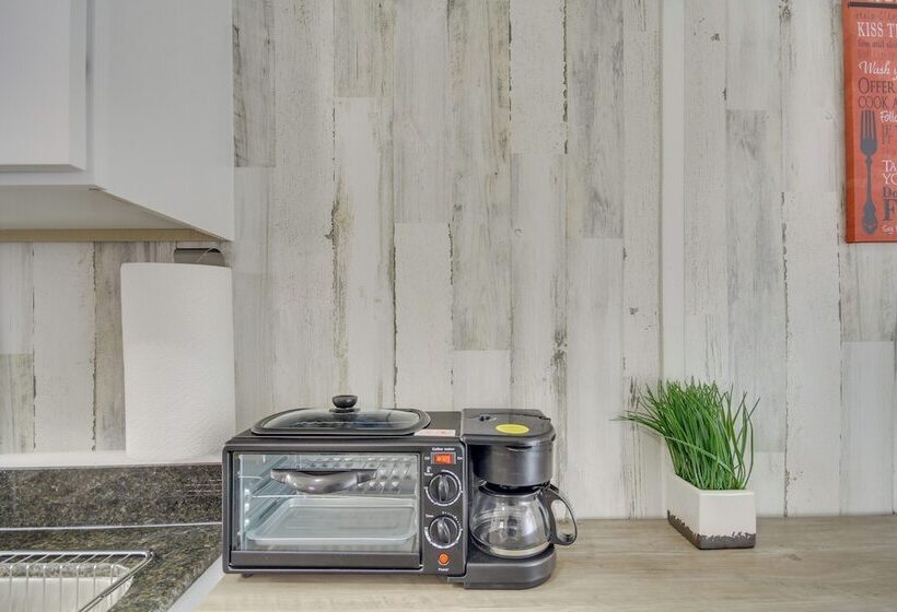 Pet Friendly Picayune Tiny Home Near Space Center!