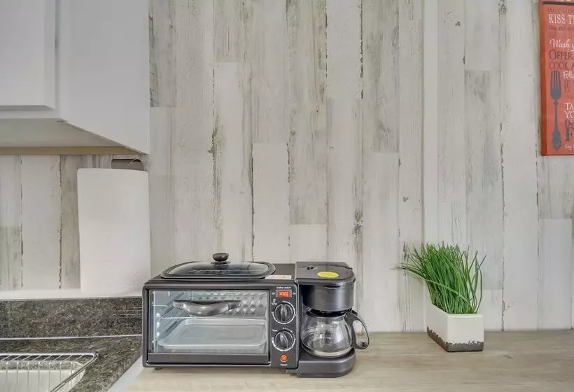 Pet Friendly Picayune Tiny Home Near Space Center!