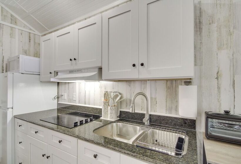 Pet Friendly Picayune Tiny Home Near Space Center!