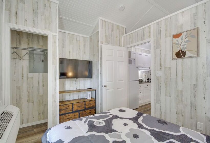 Pet Friendly Picayune Tiny Home Near Space Center!