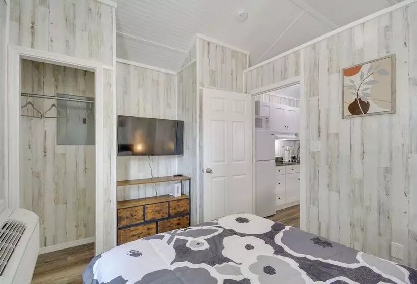 Pet Friendly Picayune Tiny Home Near Space Center!