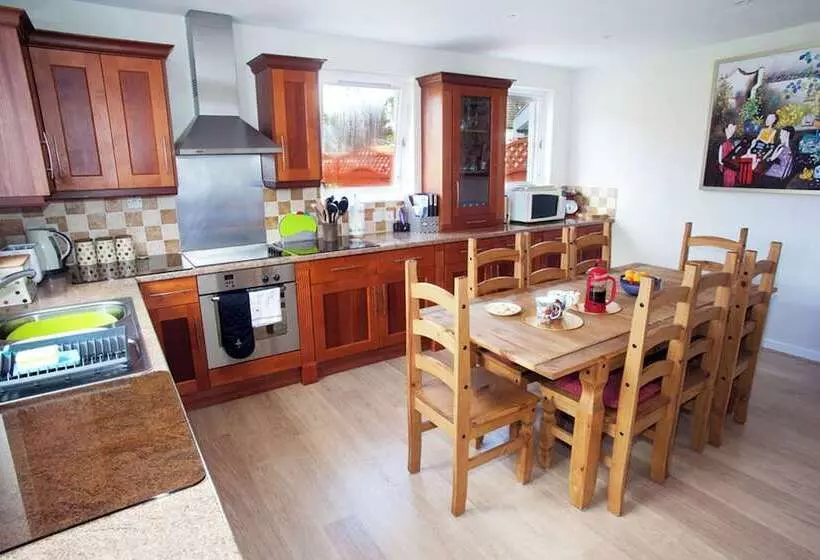 Residenssi Kildonan House Village Centre Sleep 8 With Hot Tub