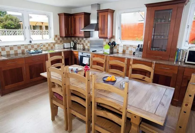 Residenssi Kildonan House Village Centre Sleep 8 With Hot Tub