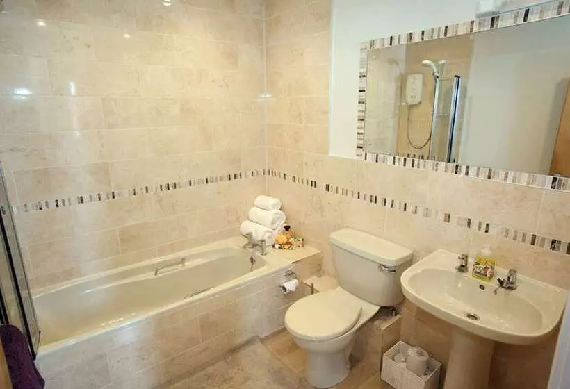 Residenssi Kildonan House Village Centre Sleep 8 With Hot Tub