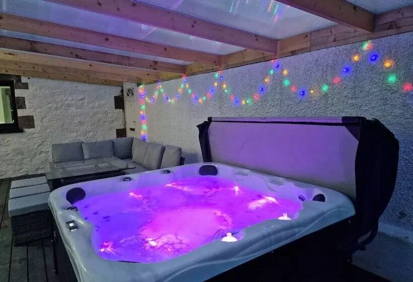 Residenssi Kildonan House Village Centre Sleep 8 With Hot Tub