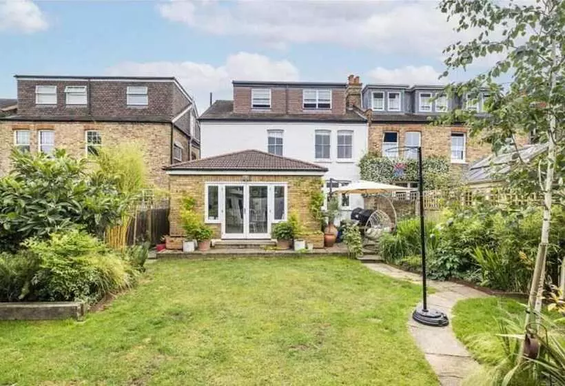 Residenssi London Charm On Connaught Avenue