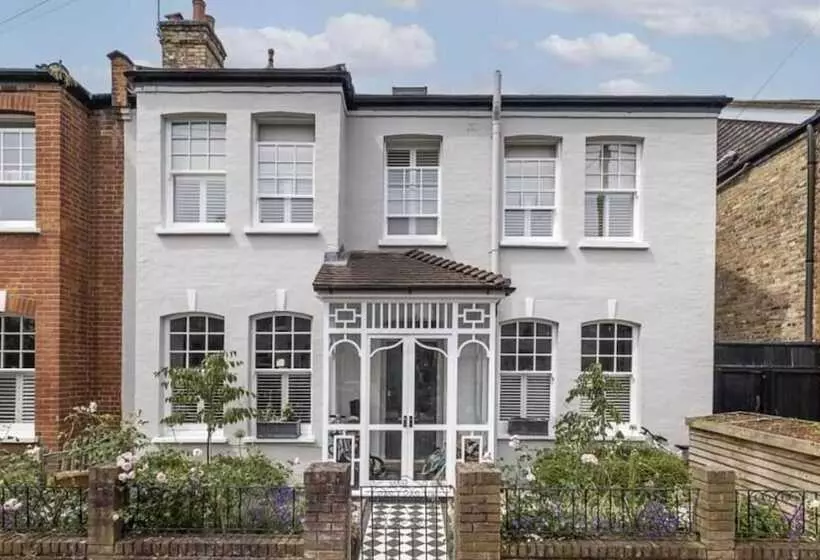 Residenssi London Charm On Connaught Avenue