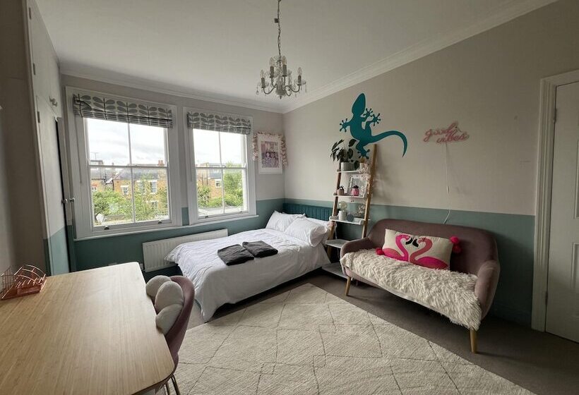 Residenza London Charm On Connaught Avenue