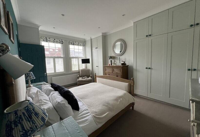 Residenza London Charm On Connaught Avenue