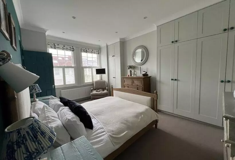 Residenssi London Charm On Connaught Avenue