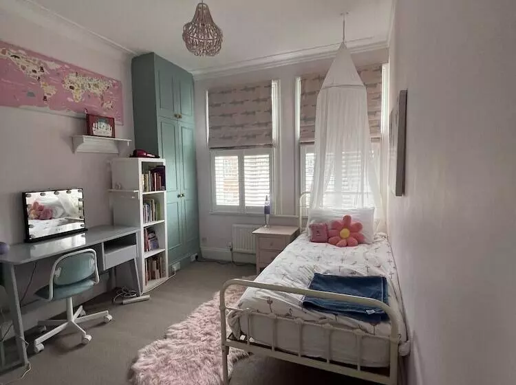 Residenssi London Charm On Connaught Avenue