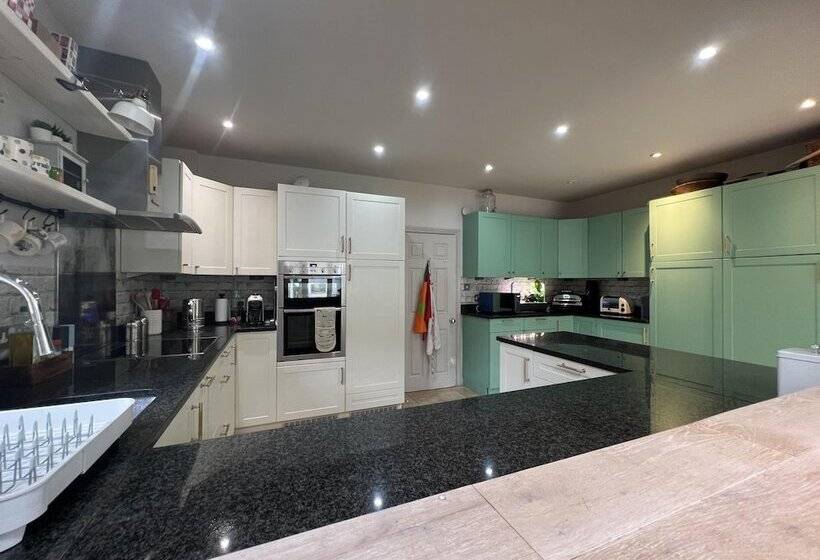 Residenza London Charm On Connaught Avenue