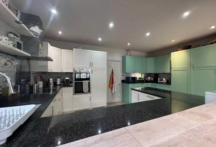 Residenssi London Charm On Connaught Avenue