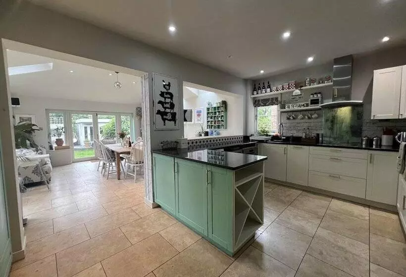 Residenssi London Charm On Connaught Avenue