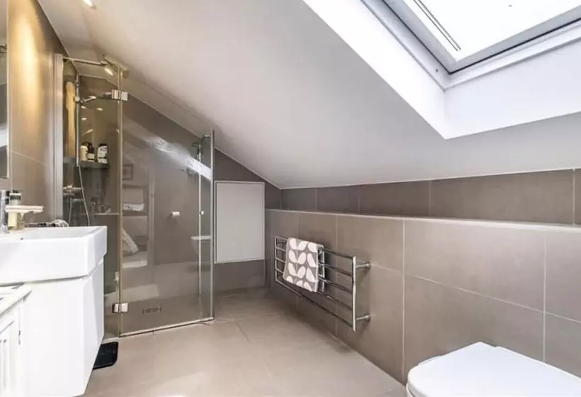 Residenssi London Charm On Connaught Avenue