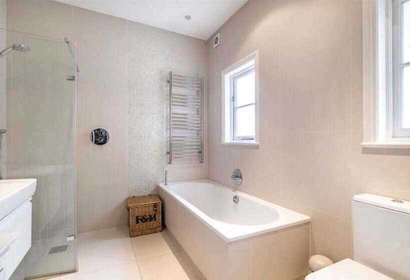 Residenza London Charm On Connaught Avenue