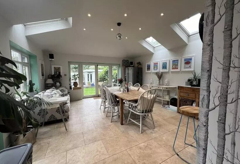 Residenssi London Charm On Connaught Avenue