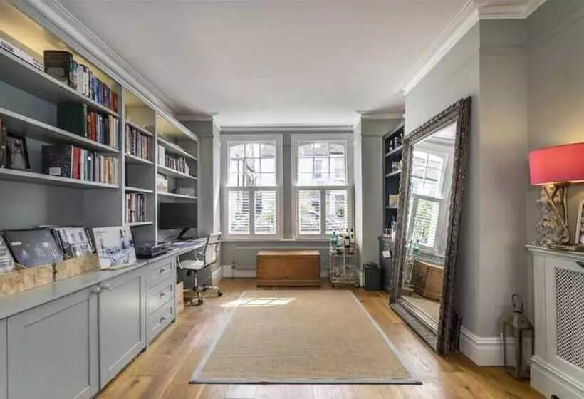 Residenssi London Charm On Connaught Avenue