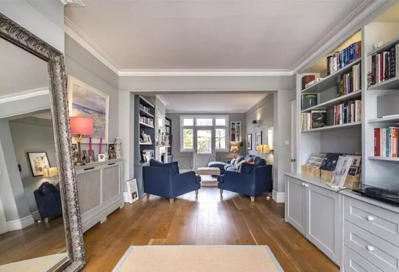 Residenssi London Charm On Connaught Avenue