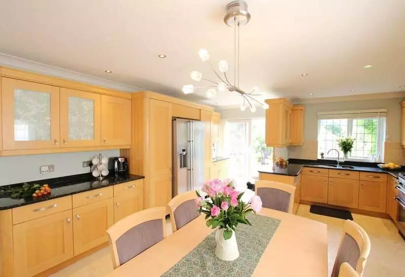 Residenssi London Family Home Amazing Garden