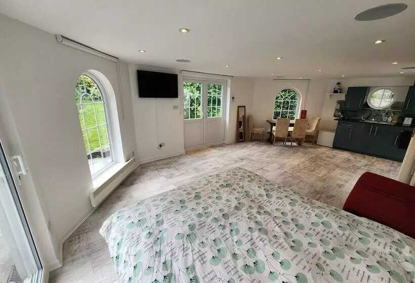 Residenssi London Family Home Amazing Garden